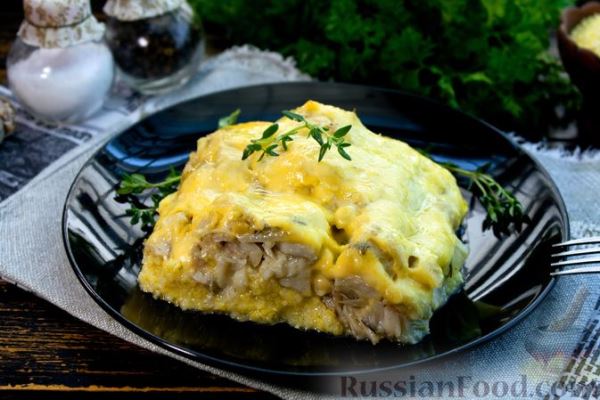 Рыба, запечённая с кукурузной кашей, луком и сливками