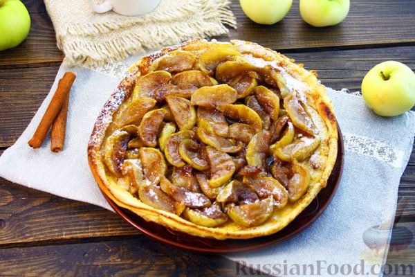 Открытый пирог-блин с карамелизированными яблоками и корицей