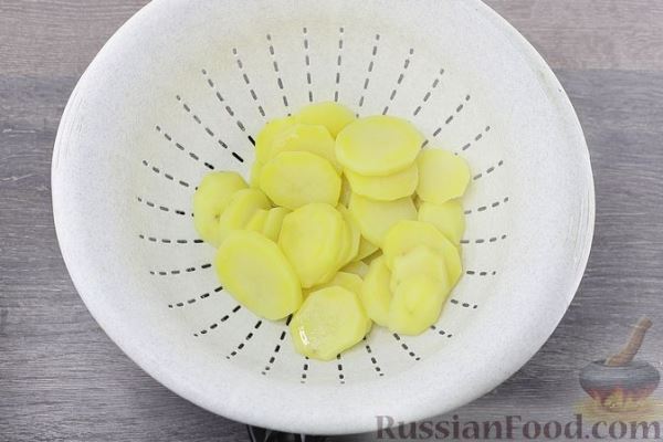 Картофельная запеканка с рыбой и сыром, под соусом бешамель
