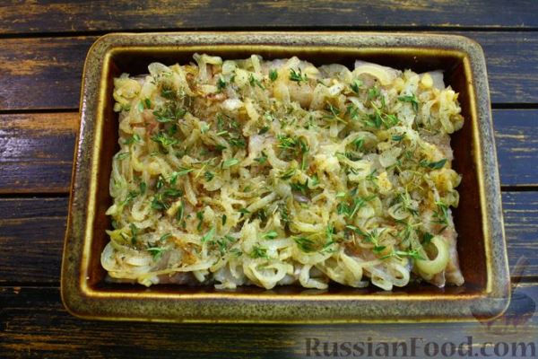 Рыба, запечённая с кукурузной кашей, луком и сливками