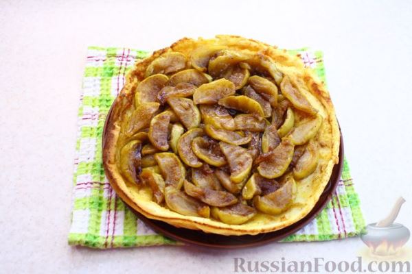Открытый пирог-блин с карамелизированными яблоками и корицей