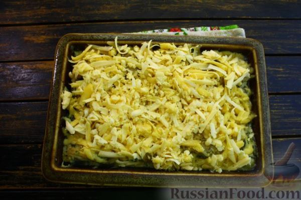 Рыба, запечённая с кукурузной кашей, луком и сливками