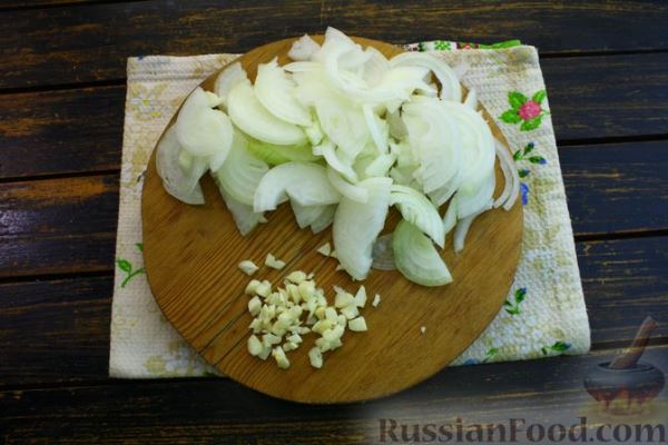 Рыба, запечённая с кукурузной кашей, луком и сливками