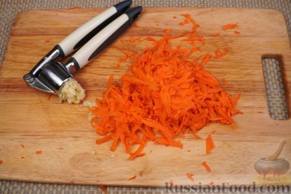 Маринованный салат из капусты с болгарским перцем и морковью