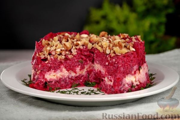 Слоёный салат из свёклы с плавленым сыром и яйцами