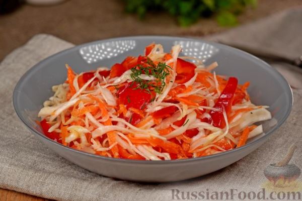 Маринованный салат из капусты с болгарским перцем и морковью