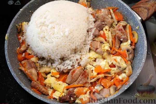 Рис с мясом, грибами и яйцами