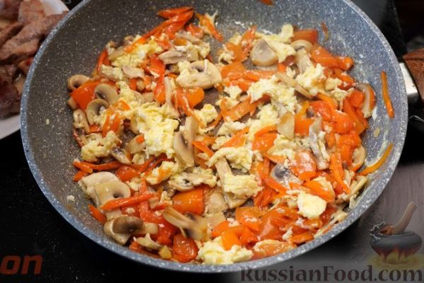 Рис с мясом, грибами и яйцами