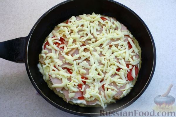 Овсяная пицца с ветчиной и помидорами (на сковороде)