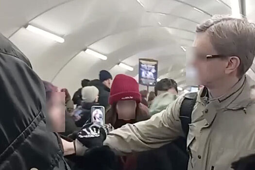 В метро Петербурга мужчина начал душить девушку, услышав, как она матерится