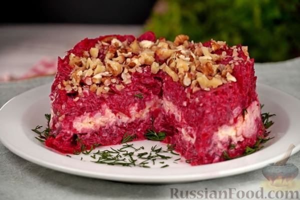 Слоёный салат из свёклы с плавленым сыром и яйцами